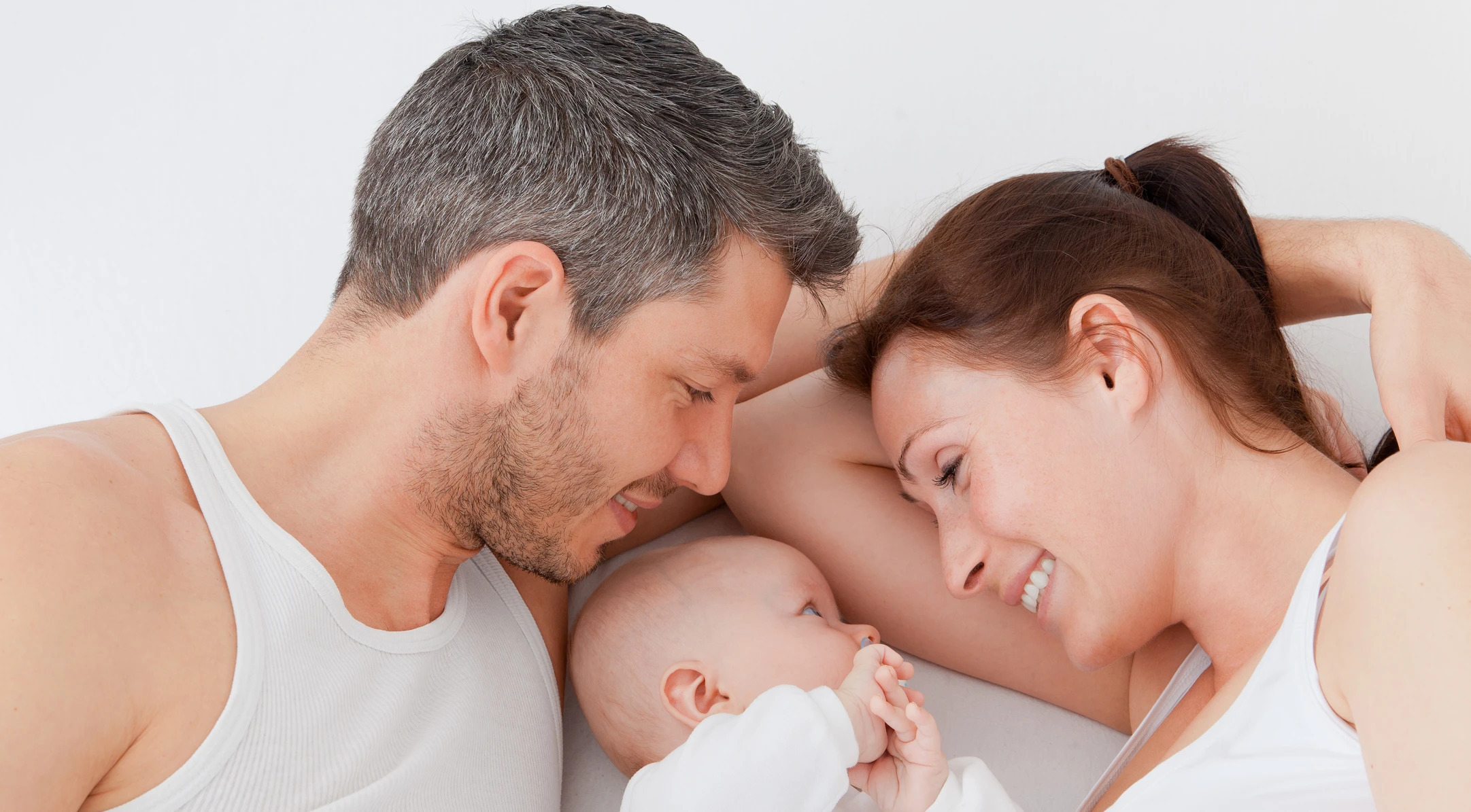 Функции семьи рождение детей. Мужчины женщины и дети. Мужчина и женщина с младенцем. Репродуктивная функция. Репродуктивная функция семьи.